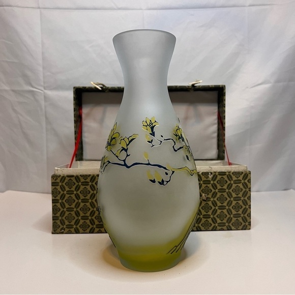 VINTAGE CUNJING Chinese Art Glass, Yellow Vase with Certificate, approx 9 1/2” - Picture 7 of 16